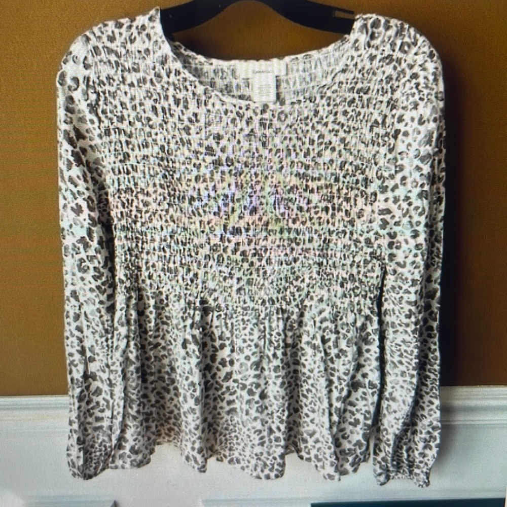 Urban Romantics Women’s leopard print babydoll smocked flowy blouse- like new!